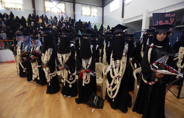 طلاب جامعيون يمنيون يحضرون حفل تخرج في صنعاء يوم 24 أيار/مايو 2017. [محمد حويس/وكالة الصحافة الفرنسية]