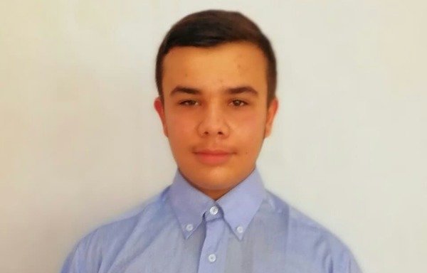 أحمد أكرم زيادة هو لاجئ سوري من داريا، حاز المرتبة الأولى في محافظة البقاع والرابعة في لبنان في امتحان البريفيه الرسمي. [حقوق الصورة لأحمد أكرم زيادة]