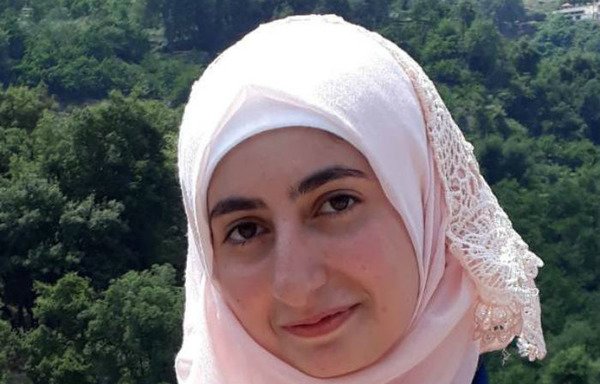راما محمد شهاب التي نجحت بامتحان البريفية بدرجة عالية، هي طالبة سورية من مدينة حمص نزحت إلى عرسال. [حقوق الصورة لراما محمد شهاب]