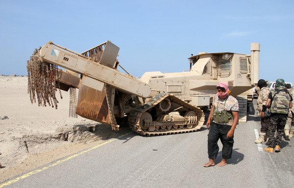 Yemeni pro-government forces use a mine-sweeper during clashes against the Houthis in Dhubab district, north of Bab al-Mandab strait, on January 11th, 2017. [Saleh al-Obeidi/AFP]