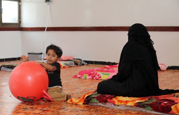 آواره های یمنی که از خانه و کاشانه خود در شهر بندری الحدیده متواری شده اند روز 7 ژوئیه در داخل مدرسه ای نشسته اند که به عنوان پناهگاه موقتی در تعز تعیین شده است. [احمد البشا/ خبرگزاری فرانسه]