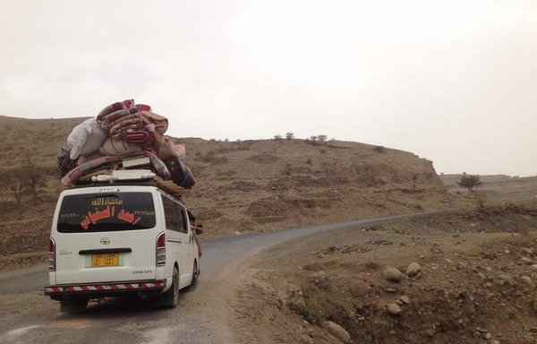 یک خانواده یمنی با مینی بوسی از بندر الحدیده دریای سرخ به صنعا منتقل می شود. [ابوبکر الیمانی/ المشارق]