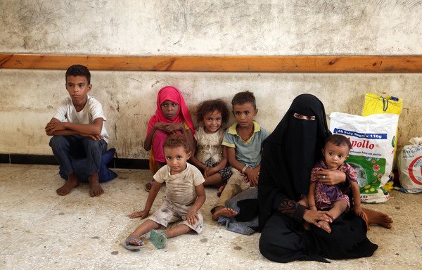 یک خانواده آواره شده یمنی در کلاس درس مدرسه ای در الحدیده پس از اینکه از روستایی در نزدیکی فرودگاه الحدیده به خاطر نبرد بین نیروهای دولتی و پیکارجویان حوثی در 17 ژوئن خارج شدند، نشسته اند. [عبدو حیدر/خبرگزاری فرانسه]