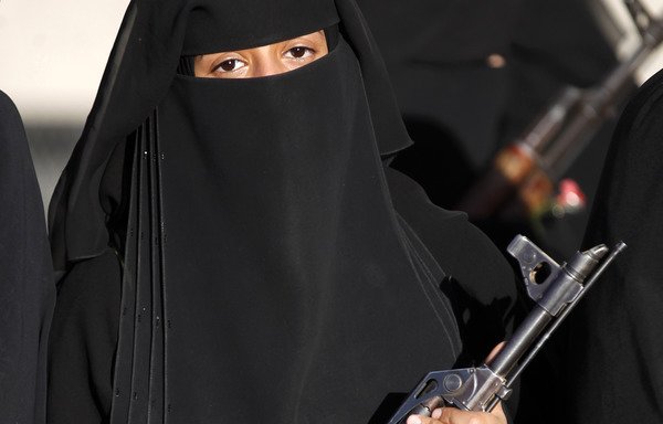 یک دختر یمنی تفنگی را هنگام حضور در گردهمایی زنان وفادار به حوثیها در صنعا در 14 ژانویه، در دست گرفته است. [محمد حویص/خبرگزاری فرانسه]