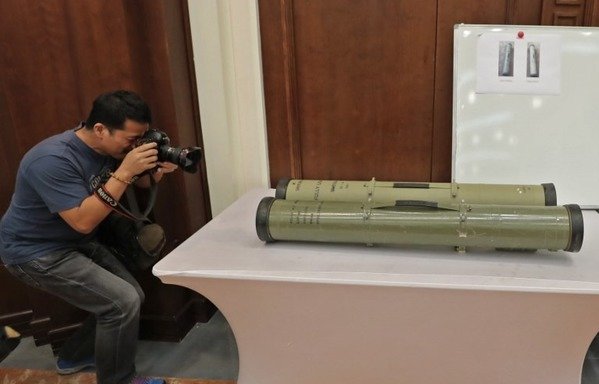 A picture taken on June 19th in Abu Dhabi shows Iranian-made anti-tank missiles which the Emirati armed forces say were used by the Houthis in Yemen in battles against the Arab coalition forces. [Karim Sahib/AFP]