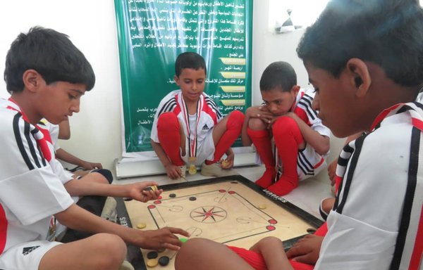 A rehabilitation programme funded by KSRelief offers diverse activities and classroom classes to children who were recruited by the Houthis as soldiers, in an effort to help them return to childhood and real life away from combat zones. [Photo courtesy of the child soldiers rehabilitation programme]