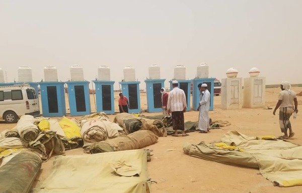 أقامت لجنة الحجاج اليمنية على منفذ الوديعة مخيمات للحجاج مزودة بالكهرباء والمراحض وجميع وسائل الراحة الأخرى، وذلك لمساعدتهم أثناء فترة وجودهم في المعبر قبيل أداء مناسك الحج. [حقوق الصورة للجنة تفويج الحجاج اليمنية]