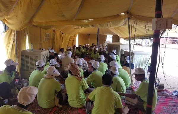 متطوعون يتلقون التدريب في منفذ الوديعة الحدودي بين اليمن والسعودية حول أفضل السبل لتقديم الخدمات للحجاج اليمنيين. [حقوق الصورة للجنة تفويج الحجاج اليمنية]