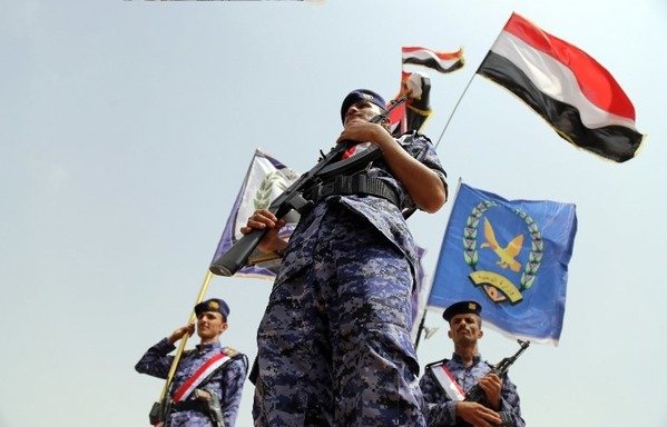Yemeni fighters from the Popular Resistance Committees, supporting forces loyal to the government, attend a graduation ceremony in the city of Taez July 17th, 2018. [Ahmad al-Basha/AFP]