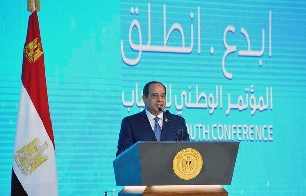 الرئيس عبد الفتاح السيسي يلقي كلمة أمام مؤتمر الشباب الوطني السادس الذي عقد في جامعة القاهرة يوميّ 28 و29 تموز/يوليو. [حقوق الصورة للمكتب الإعلامي لرئاسة الجمهورية المصرية]