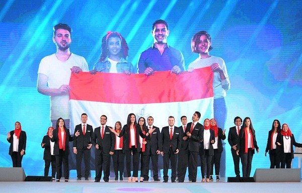 شباب مصريون يرفعون العلم المصري ضمن نشاطات مؤتمر الشباب الوطني السادس الذي سعى لدمج الشباب في عملية صنع القرار. [حقوق الصورة للمكتب الإعلامي لرئاسة الجمهورية المصرية]