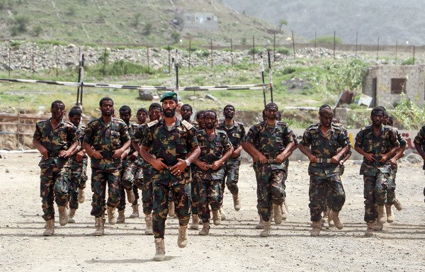 Pro-government fighters from the Popular Resistance Committees perform manoeuvres during a graduation ceremony in the southern city of Taez on August 17th. [Ahmad al-Basha/AFP]