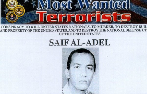 منشور صادر عن مكتب التحقيقات الفدرالية (أف. بي. آي) يطالب بمعلومات قد تؤدي إلى اعتقال سيف العدل المتهم بالتخطيط لهجومين انتحاريين على السفارة الأميركية في كينيا وتنزانيا في 7 آب/أغسطس 1998. [صورة تم تناقلها على مواقع التواصل الاجتماعي]