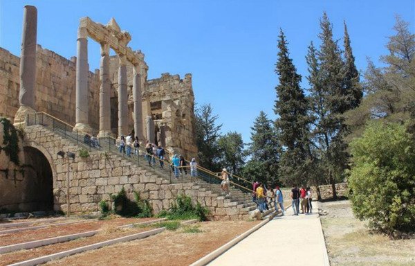 A media tour was organised August 11th in the city of Baalbek to convey the atmosphere of security and stability that it has begun to enjoy after recent security crackdowns on crime. [Tamer Abu Zaid/Al-Mashareq]