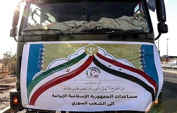 شاحنة تابعة لمؤسسة جهاد البناء التي يديرها حزب الله وتمولها إيران، توزع المساعدات في محافظة دير الزور السورية. [حقوق الصورة لجميل العبد]