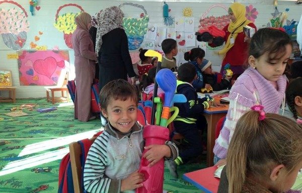 أطفال سوريون في فصل دراسي في مخيم الزعتري في الأردن. [حقوق الصورة للمفوضية السامية للأمم المتحدة لشؤون اللاجئين]