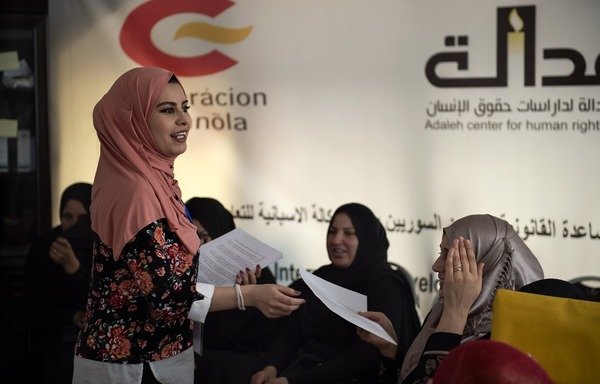 وحدة المساعدة القانونية بمركز عدالة لدراسات حقوق الإنسان تعقد جلسة لتوعية اللاجئين السوريين بمحافظة المفرق الأردنية. [حقوق الصورة للوكالة الإسبانية للتعاون الدولي من أجل التنمية]