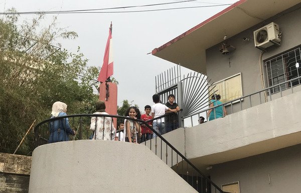 أطفال سوريون لاجئون ينتظرون للتسجيل في المدرسة التكميلية الرسمية في منطقة مزرعة يشوع في لبنان. [نهاد طوباليان/المشارق]