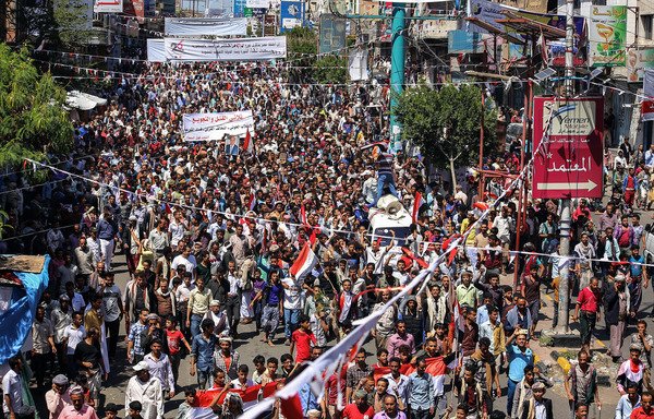 یمنی ها در روز 4 اکتبر دراعتراض علیه تورم و افزایش هزینه های زندگی درشهر جنوبی تعز شرکت می کنند. دولت از آن زمان تا کنون اقدامهایی را برای توقف سقوط ریال یمنی اجرا کرده است. [احمد الباشا/ خبرگزاری فرانسه]