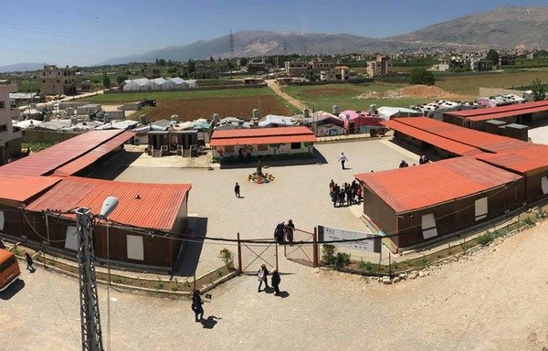 در یک مدرسه سیار در برالیاس در بقاع برای دانش آموزان پناهنده سوری محیط امن آموزشی فراهم می شود. [عکس با کسب اجازه از بیناد کیانی]