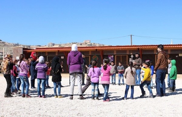 بچه های پناهنده سوری در یک درمدرسه سیارساخته شده بوسیله بنیاد کیانی و مرکز خدمات اجتماعی و مشارکت مدنی در بقاع لبنان آموزشهای غیررسمی دریافت می کنند. این مرکز گفت که در این مدارس برای بچه ها محیطی امن و حمایت کننده فراهم شده است. [عکس با کسب اجازه از بنیاد کیانی]