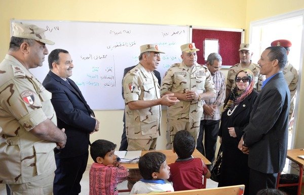 عناصر من الجيش المصري يتحدثون إلى الأساتذة والطلاب في الصف بمدرسة جديدة في سيناء، وهي واحدة من أربع مدارس تم فتحها خلال الشهر الجاري. [حقوق الصورة لإدارة الشؤون المعنوية في وزارة الدفاع المصرية]