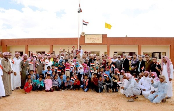 صورة تُلتقط للطلاب والأساتذة خلال الافتتاح الرسمي لمدرسة جديدة في سيناء ستخدم القرويين والمجتمع البدوي المحلي. [حقوق الصورة لإدارة الشؤون المعنوية في وزارة الدفاع المصرية]