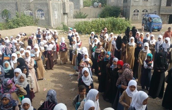 طلاب ينتظرون لبدء الحصص الدراسية في مدرسة النهضة في حي السلمي غربي تعز. [حقوق الصورة لعادل الشريحي‎]
