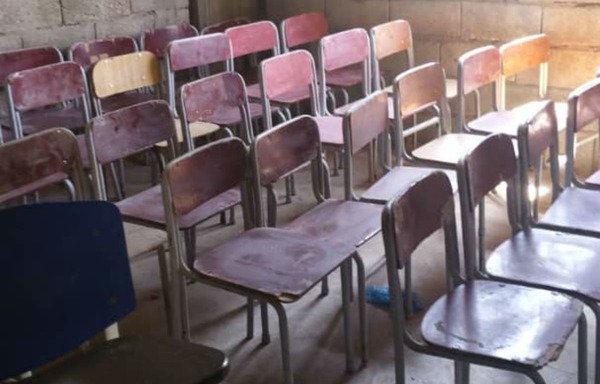 المقاعد الدراسية تملأ الصف في مدرسة النهضة غربي تعز، وهي مدرسة مؤقتة كانت منزلا للمعلم عادل الشريحي. [حقوق الصورة لعادل الشريحي]