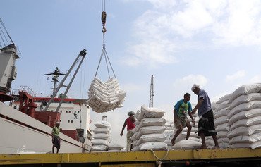 Yemen government calls on Houthis to release wheat