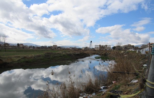 أحد المخيمات العشوائية للاجئين السوريين المشاد بالقرب من مجرى نهر في البقاع شرق لبنان. [جنيد سلمان/المشارق]