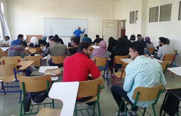 دانشجویان پناهجوی سوری در لبنان در کلاس درس دانشگاه. بسیاری از آنها از دانشگاههای لبنان و اهداکنندگان بین المللی بورسیه گرفته اند تا تحصیلاتشان را به پایان برسانند. [عکس با کسب اجازه از مجمع دانشجویان دانشگاه در لبنان]