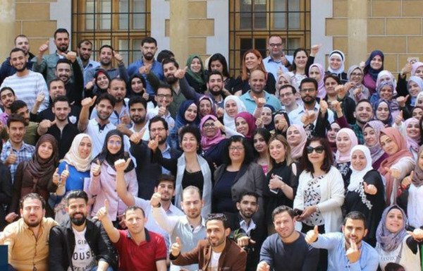 صدها تن از دانشجویان سوری، از جمله آنهایی که در این عکس دیده می شوند، بورسیه و کمکهای مالی دریافت کرده اند تا تحصیلات دانشگاهی خود را در لبنان تمام کنند. [عکس با کسب اجازه از مجمع دانشجویان دانشگاه در لبنان]