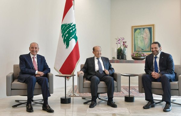 رئيس الوزراء المكلف سعد الحريري خلال لقاء له مع الرئيس اللبناني ميشال عون ورئيس مجلس النواب نبيه بري. [حقوق الصورة للوكالة الوطنية اللبنانية للأنباء]