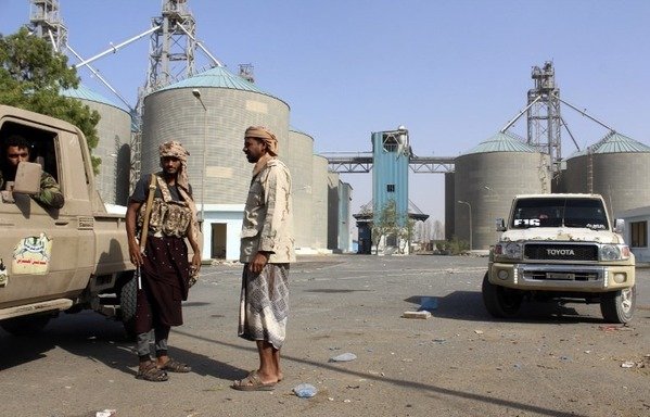 Yemeni pro-government forces are pictured inside the Red Sea Mills on the eastern outskirts of al-Hodeidah as they continue to battle for the control of the city from the Houthis on November 14th, 2018. [Saleh al-Obeidi/AFP]