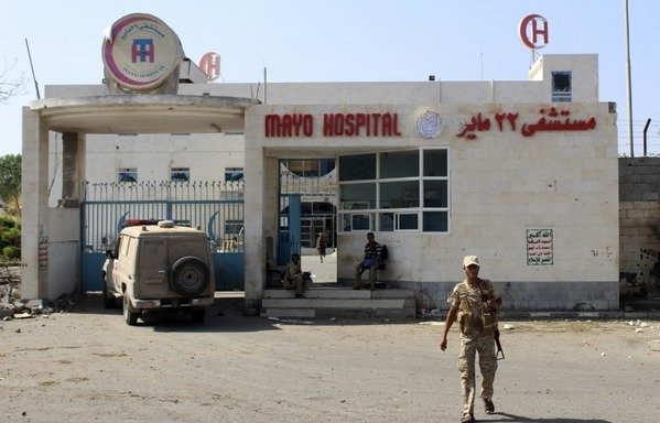 A member of the Yemeni pro-government forces walks in front of the May 22 Hospital on the eastern outskirts of al-Hodeidah on November 13th. A few days earlier, the Houthis had taken up position inside the hospital and placed snipers on its roof, placing the entire facility at risk. [Saleh al-Obeidi/AFP]