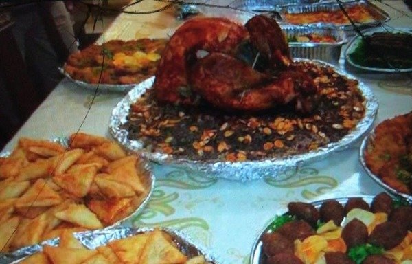 «زمان یا شام» یک کسب و کار پذیرایی و تهیه غذا است که بوسیله ام محمد، یک پناهنده سوری دراردن آغاز شد و با آن وعده های غذایی خانگی سوری عرضه می شود. [عکس با کسب اجازه از ام محمد]