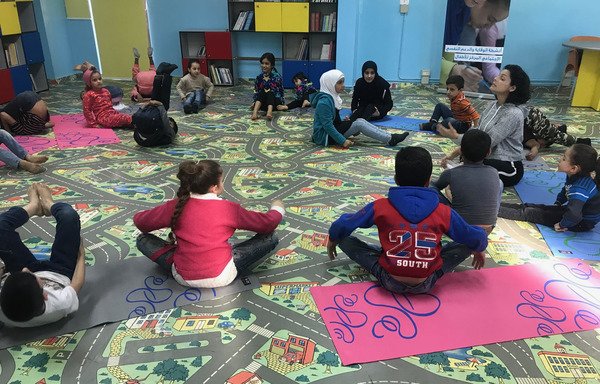 أطفال من اللاجئين السوريين يشاركون في صف يوغا في مركز الخدمات الإنمائية في برج البراجنة في الضاحية الغربية لبيروت. [نهاد طوباليان/المشارق]