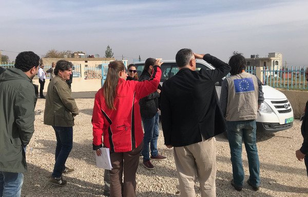 مجموعة من الصحافيين الأوروبيين واللبنانيين تقوم بجولة في محطة مياة العين في البقاع. [نهاد طوباليان/المشارق]