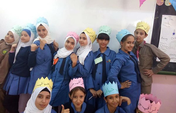 تلقت التلميذات في مدرسة خديجة بنت خويلد الابتدائية للبنات في مدينة معان حقائب مدرسية جديدة ممتلئة بلوازم دراسية يوم 21 تشرين الثاني/نوفمبر في إطار حملة لمكافحة الفكر المتطرف في المحافظة. [حقوق الصورة لمدرسة خديجة بنت خويلد]