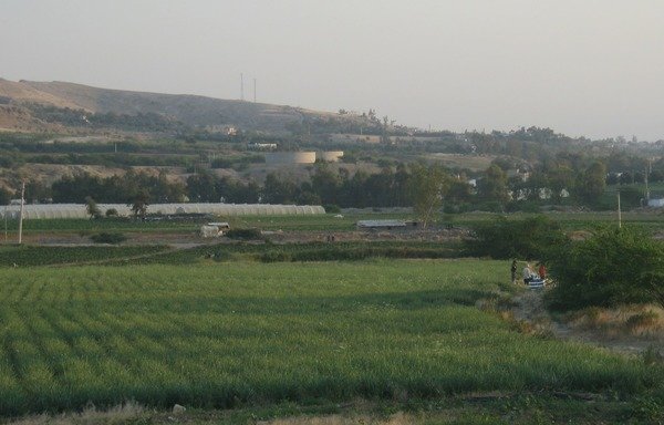 Farmers from the Jordan Valley recently protested the entry of Syrian fruits into Jordan, which they said is negatively impacting the sale of their crops. [Photo from the Jordan Valley Farmers Union Facebook page]
