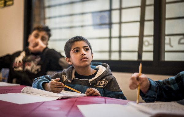 أطفال يتابعون فصل الرياضيات ضمن برنامج محو الأمية الأساسي في لبنان. [حقوق الصورة لجوهانا دو تيسيي/الصندوق الائتماني الإقليمي للاتحاد الأوروبي]