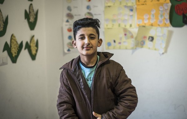 اللاجئ السوري يزن أحمد مصطفى، 13 عاما، التحق مؤخرا بدورات محو الأمية الأساسية في المركز الاجتماعي لبلدة كيفون اللبنانية. في لبنان. [حقوق الصورة لجوهانا دو تيسيي/الصندوق الائتماني الإقليمي للاتحاد الأوروبي]
