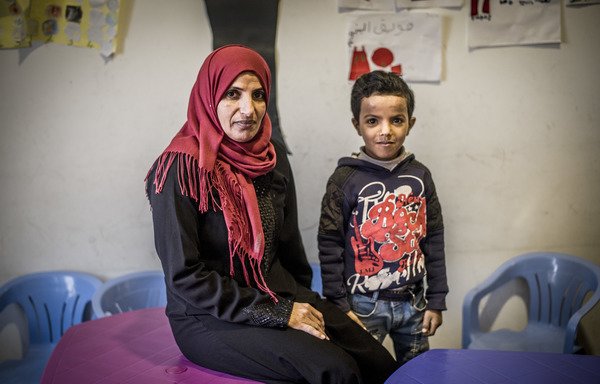 غسان ممتاز الصالح، 10 أعوام، من محافظة القنيطرة في جنوب سوريا، يتابع دورات لمحو الأمية في المركز الاجتماعي بكيفون ومعه والدته فاطمة. [حقوق الصورة لجوهانا دو تيسيي/الصندوق الائتماني الإقليمي للاتحاد الأوروبي]