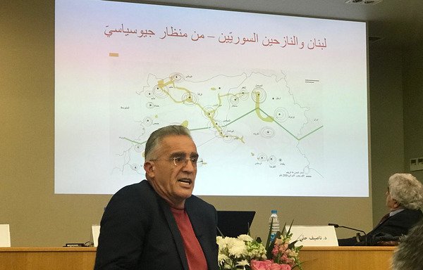 الخبير العسكري الجنرال إلياس حنا يتحدث عن العواقب الجيو-سياسية لأزمة اللاجئين السوريين في ندوة عقدت يوم 12 كانون الأول/ديسمبر بجامعة الروح القدس في الكسليك. [نهاد طوباليان/المشارق]