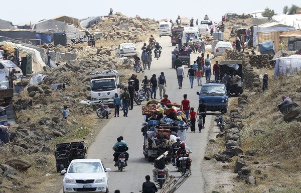 خانواده های آواره شده ازحومه قنیطره، جنوب غربی سوریه به مناطقی در نزدیکی بلندیهای جولان پیش می روند. درروز 9 دسامبر سازمان ملل متحده تحول کمکها برای سوریه را از طریق گذرگاه نصیب -جابر ازسرگرفت. [عکس با کسب اجازه از یونیسف]