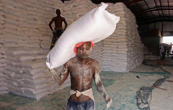 An aid worker carries a sack of flour in Hajjah province on September 25th, 2018, as Yemenis displaced from al-Hodeidah receive humanitarian aid donated by the World Food Programme. The WFP has since raised the alarm about the misappropriation of food aid in areas controlled by the Houthis. [Essa Ahmed/AFP] 