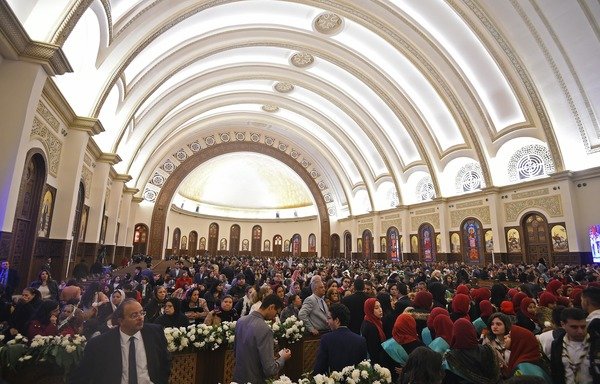 حضر مصلون مسيحيون قداس الميلاد للأقباط الأرثوذكس وحفل افتتاح كاتدرائية ميلاد المسيح في العاصمة الإدارية الجديدة في مصر يوم الأحد، 6 كانون الثاني/يناير. [محمد الشاهد/وكالة الصحافة الفرنسية]