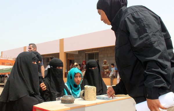 Members of the Emirati armed forces take part in a campaign to raise awareness against mines and IEDs with locals south of Mokha, western Yemen, on July 22nd, 2018. [Saleh al-Obeidi/AFP]