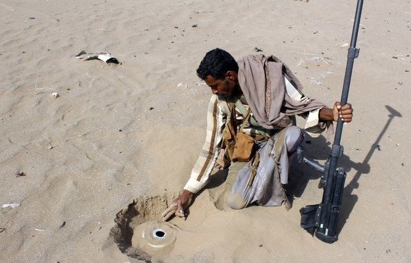 A member of the Yemeni pro-government forces looks for mines on the eastern outskirts of al-Hodeidah as they continue to battle for the control of the city from the Houthis on November 14th, 2018. [Saleh al-Obeidi/AFP]
